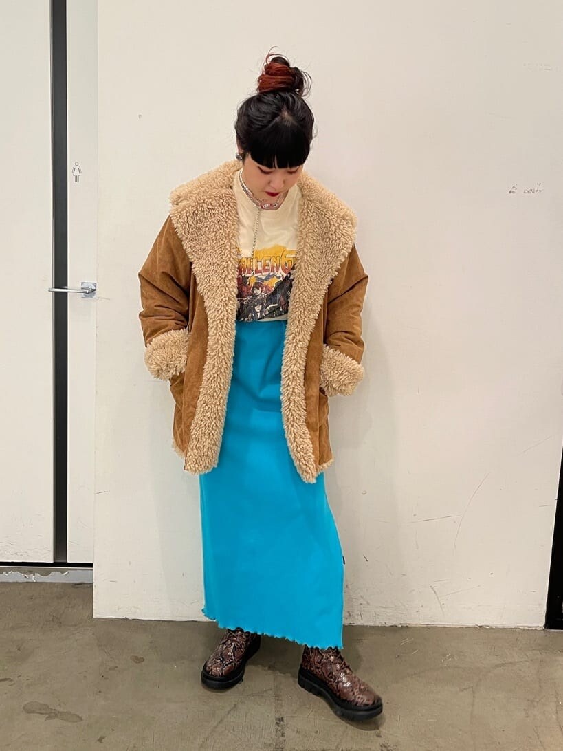 ブラウン系のその他アウター、ブルー系のワンピース、ホワイト系のTシャツ/カットソーを着用したレディースの秋コーディネートの3枚目の写真