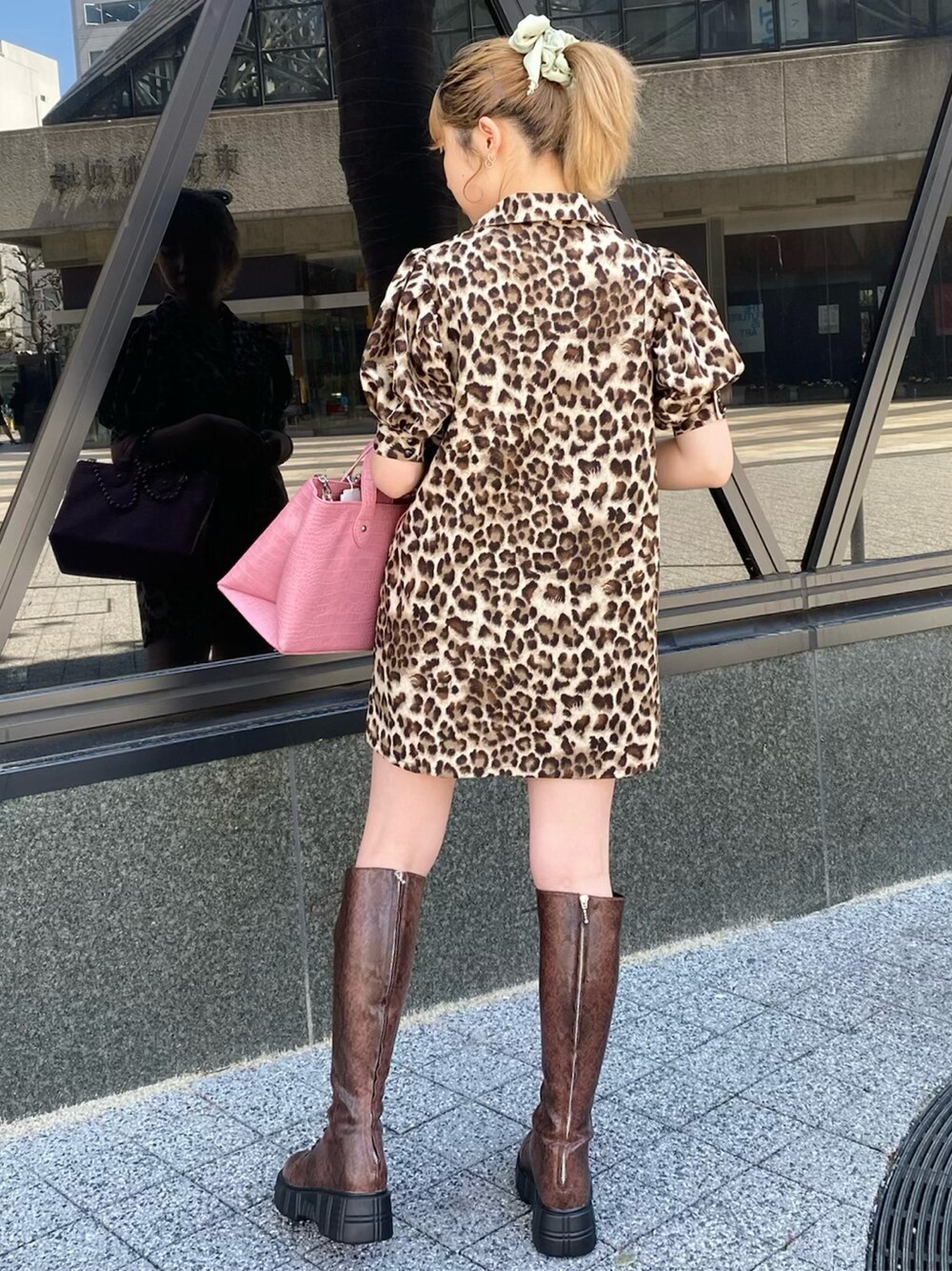 ブラウン系のワンピースを着用したレディースの春コーディネートの3枚目の写真