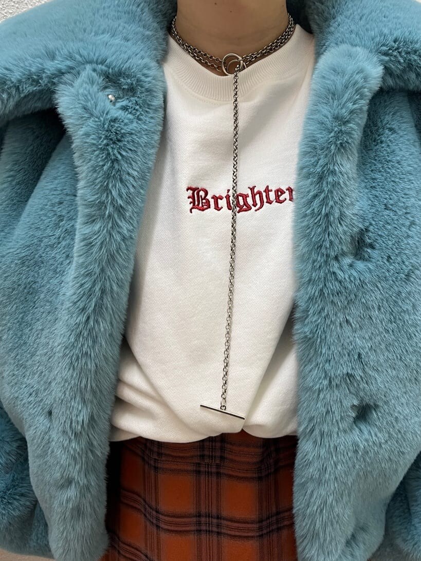 ブルー系のその他アウター、ホワイト系のスウェットを着用したレディースの秋コーディネートの5枚目の写真