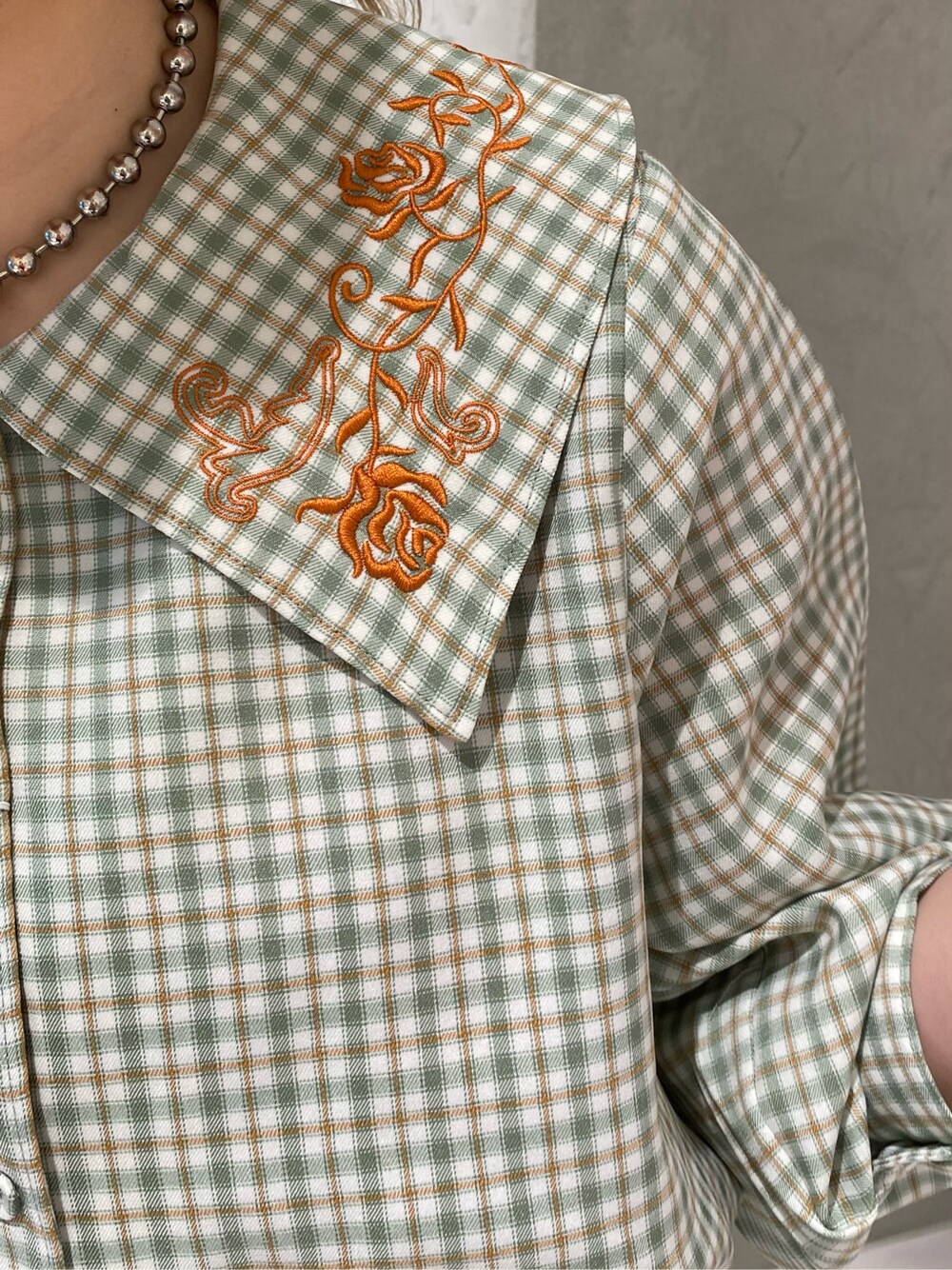 その他のシャツ/ブラウス、グリーン系のデニムパンツを着用したレディースの春コーディネートの4枚目の写真