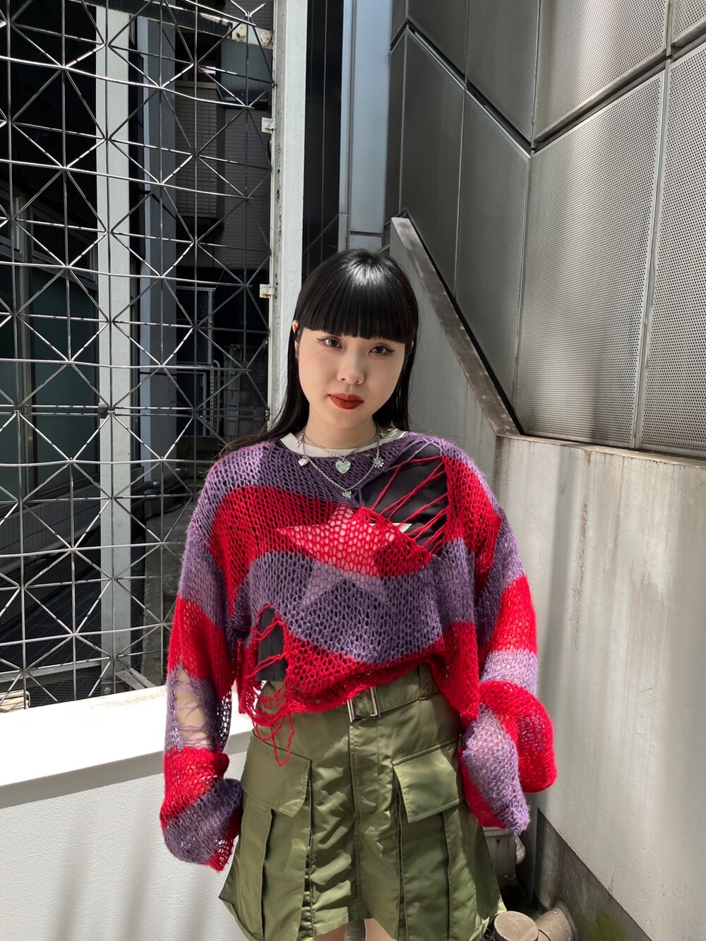 ブラック系のTシャツ/カットソー、ピンク系のその他パンツ、パープル系のニット/セーターを着用したレディースの夏コーディネートの4枚目の写真