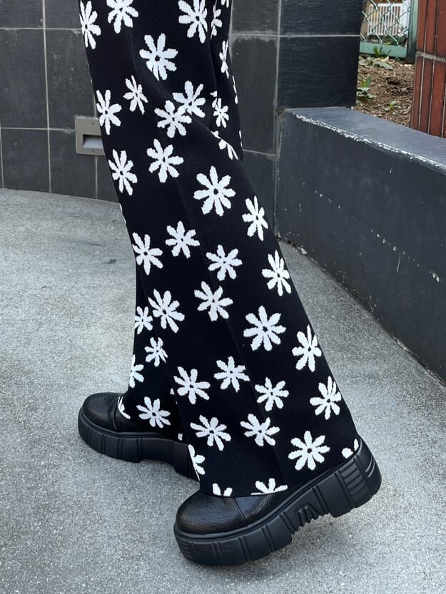 ブラック系のその他パンツ、ブラック系のブーツ、ホワイト系のテーラードジャケットを着用したレディースの春コーディネートの5枚目の写真