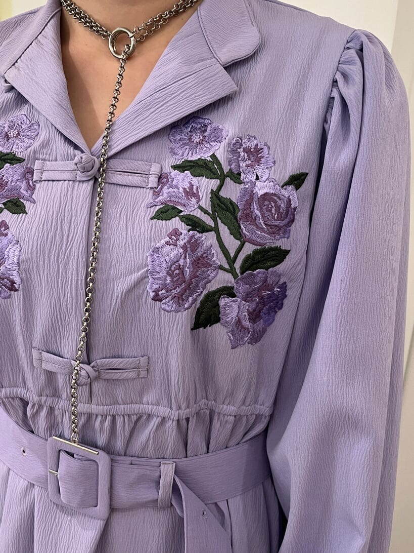 パープル系のワンピースを着用したレディースの秋コーディネートの3枚目の写真