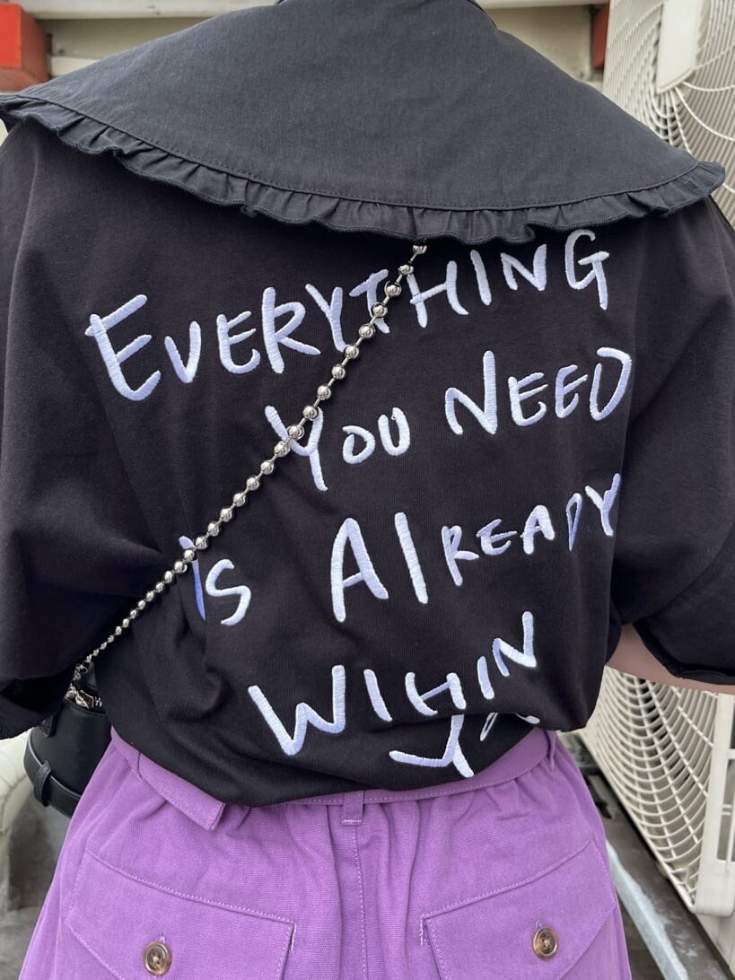 ブラック系のブーツ、ブラック系のショルダーバッグ、ブラック系のTシャツ/カットソーを着用したレディースの夏コーディネートの6枚目の写真