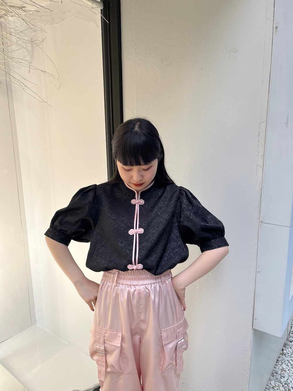 ブラック系のシャツ/ブラウス、ピンク系のカーゴパンツ、ブラック系のその他シューズを着用したレディースの春コーディネートの6枚目の写真