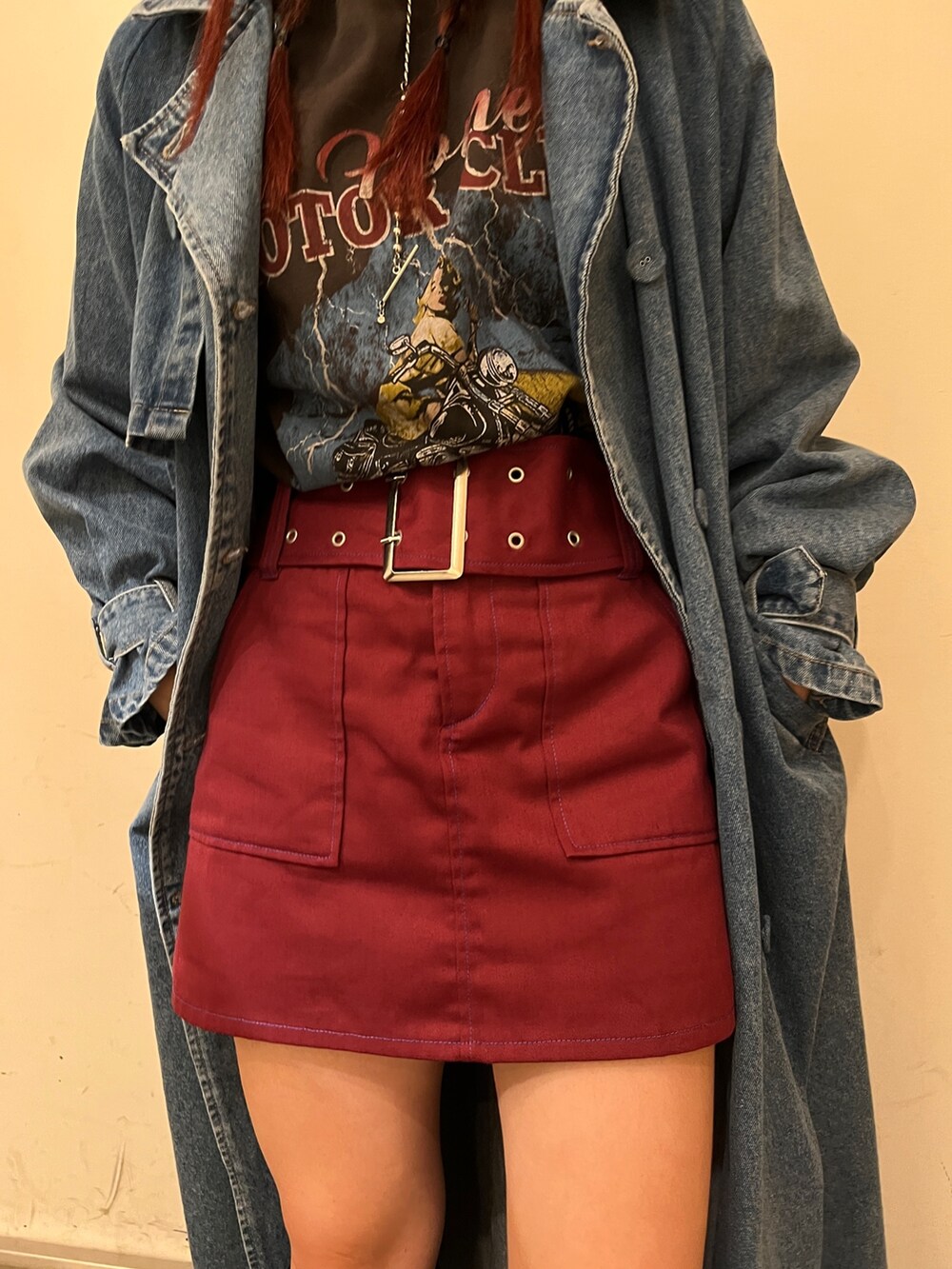 レッド系のその他パンツ、ブラック系のTシャツ/カットソー、ブルー系のトレンチコートを着用したレディースの冬コーディネートの6枚目の写真