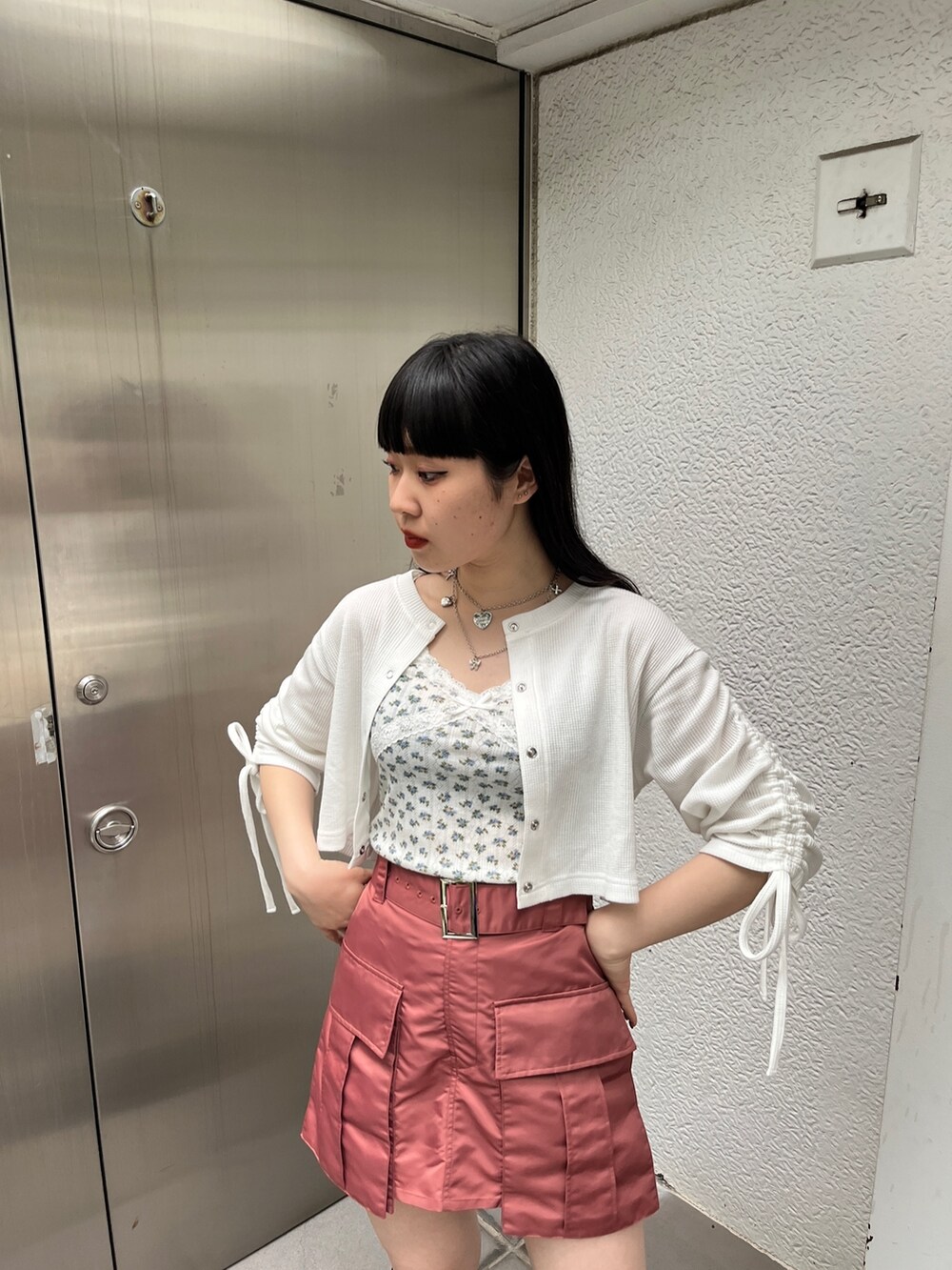 ホワイト系のTシャツ/カットソー、ピンク系のその他パンツ、ブラック系のブーツを着用したレディースの夏コーディネートの5枚目の写真