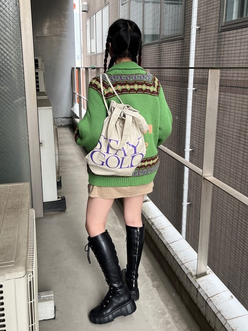 ブラック系のブーツ、ホワイト系のバックパック/リュック、ホワイト系のその他パンツを着用したレディースの夏コーディネートの3枚目の写真