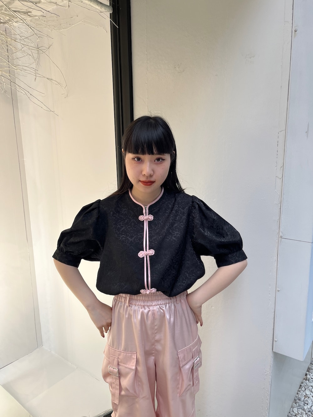 ブラック系のシャツ/ブラウス、ピンク系のカーゴパンツ、ブラック系のその他シューズを着用したレディースの春コーディネートの5枚目の写真