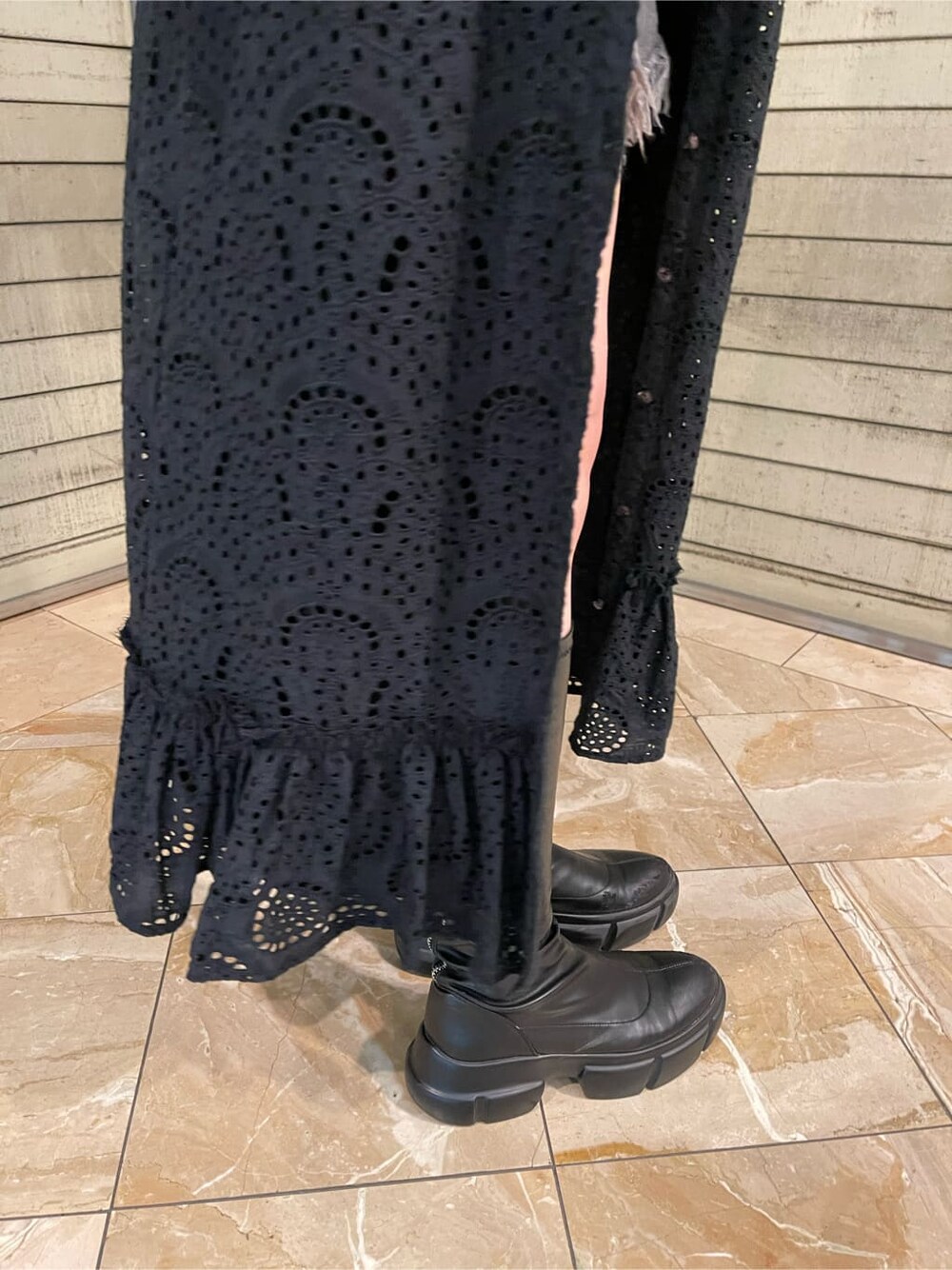 ブラック系のワンピースを着用したレディースの夏コーディネートの4枚目の写真