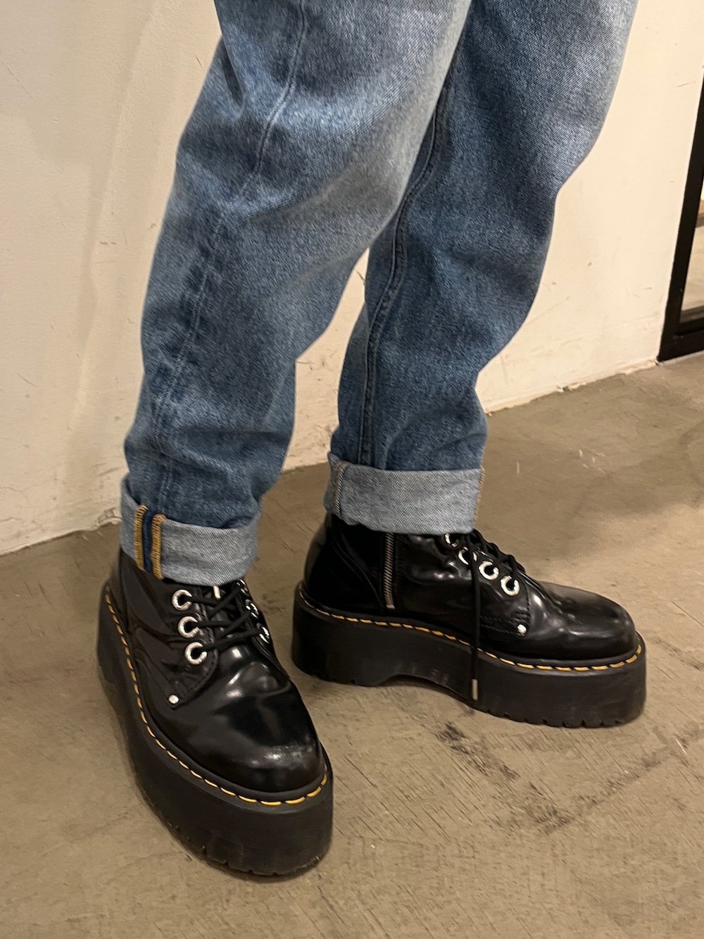 ブラック系のその他シューズ、レッド系のカーディガン/ボレロ、ブルー系のデニムパンツを着用したレディースの秋コーディネートの7枚目の写真