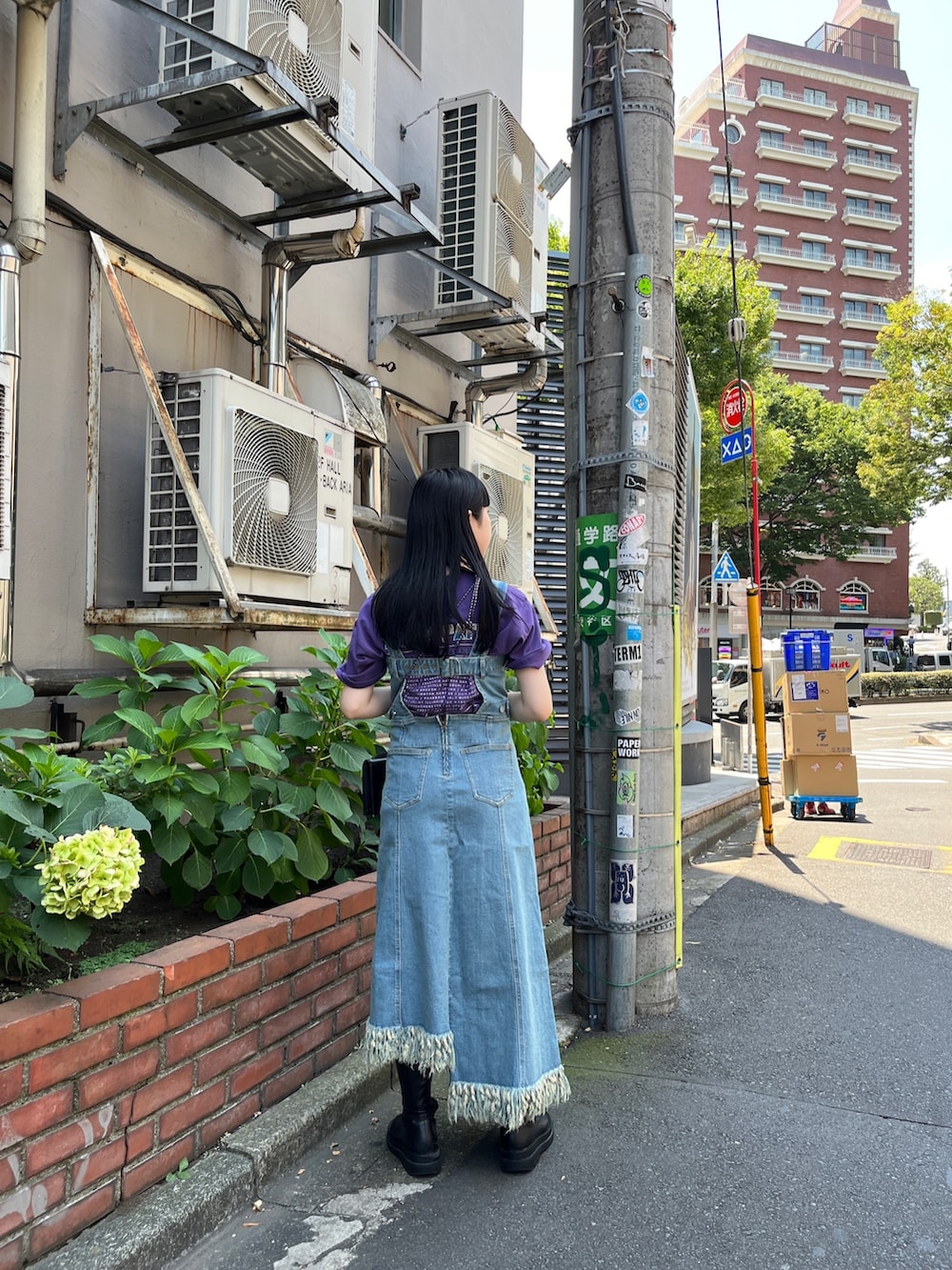 ブルー系のジャンパースカート、ブラック系のショルダーバッグ、ホワイト系のTシャツ/カットソーを着用したレディースの夏コーディネートの4枚目の写真