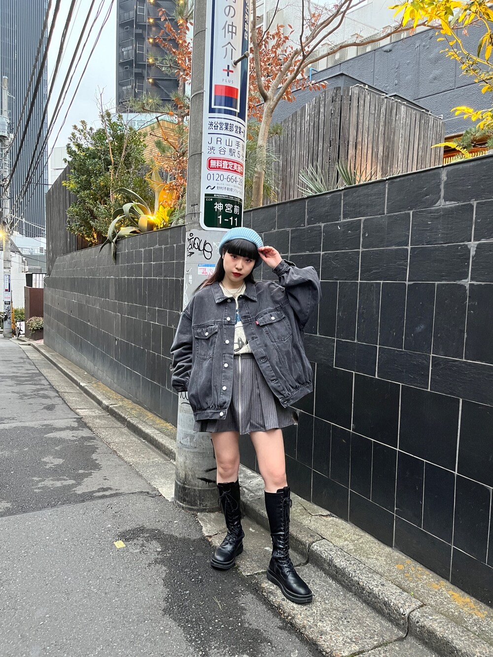 ブラック系のブーツ、グレー系のその他パンツ、ブラック系のデニムジャケットを着用したレディースの冬コーディネートの2枚目の写真