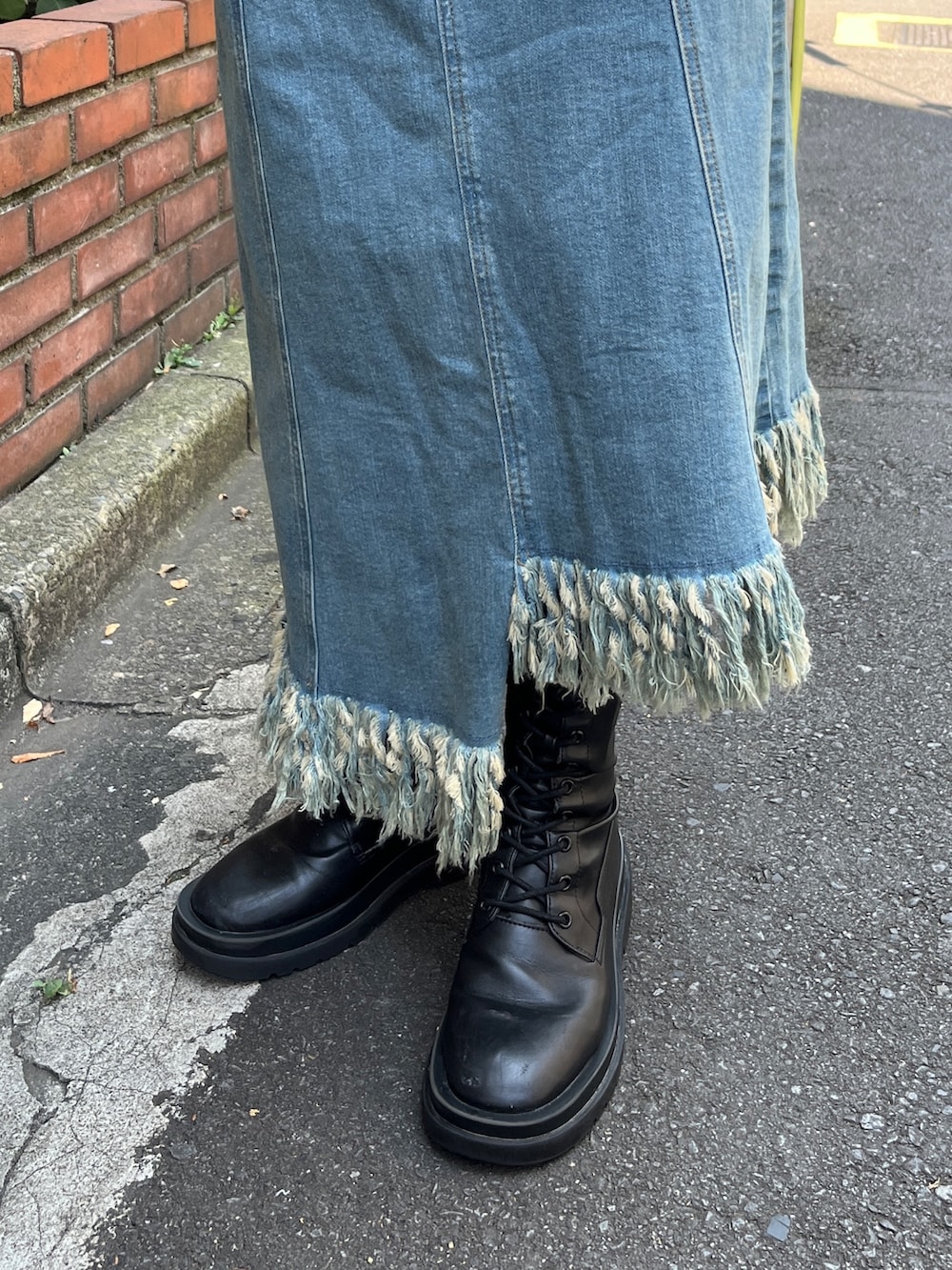 ブルー系のジャンパースカート、ブラック系のショルダーバッグ、ホワイト系のTシャツ/カットソーを着用したレディースの夏コーディネートの9枚目の写真