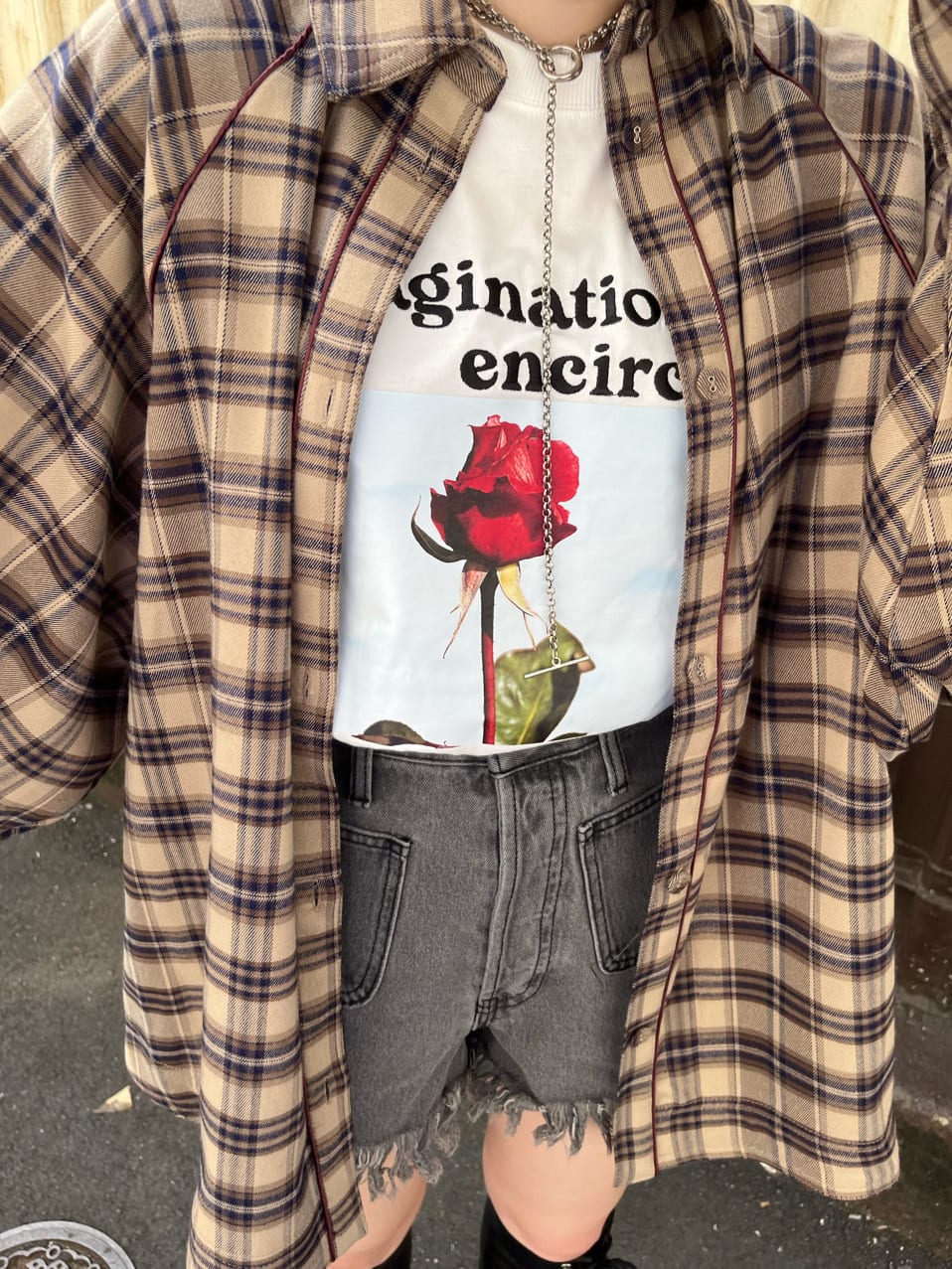 ブラック系のデニムパンツ、ベージュ系のシャツ/ブラウスを着用したレディースの秋コーディネートの4枚目の写真