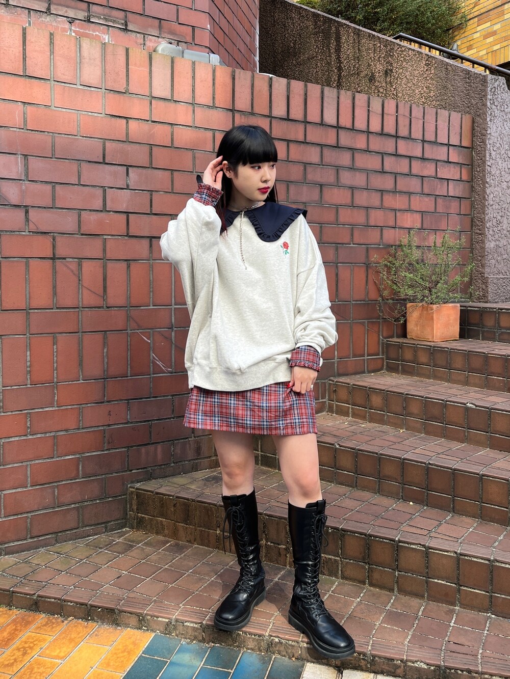 グレー系のTシャツ/カットソー、ブルー系のワンピース、ブラック系のブーツを着用したレディースの秋コーディネートの3枚目の写真