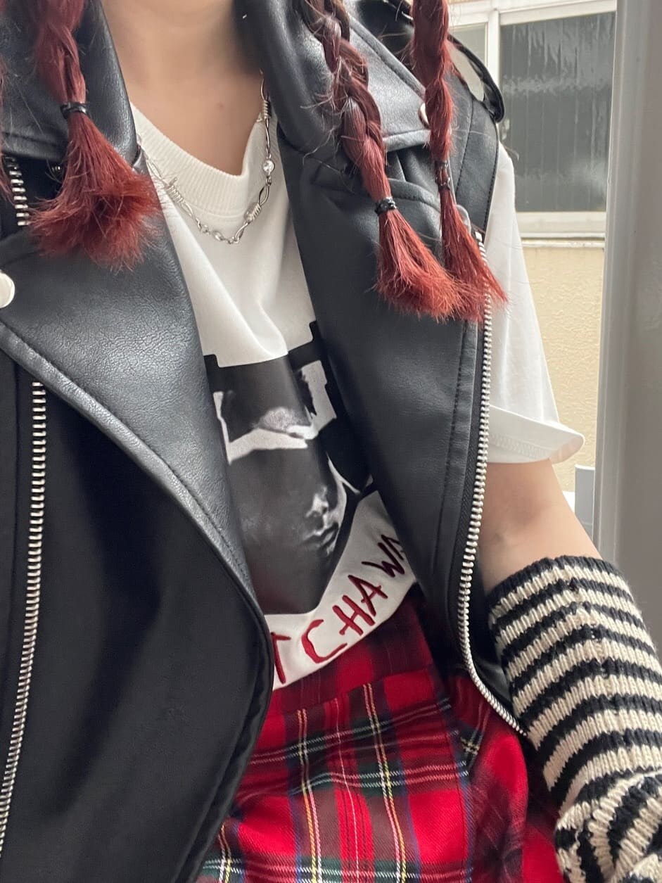 ブラック系のライダースジャケット、レッド系のその他パンツ、ホワイト系のTシャツ/カットソーを着用したレディースの夏コーディネートの9枚目の写真