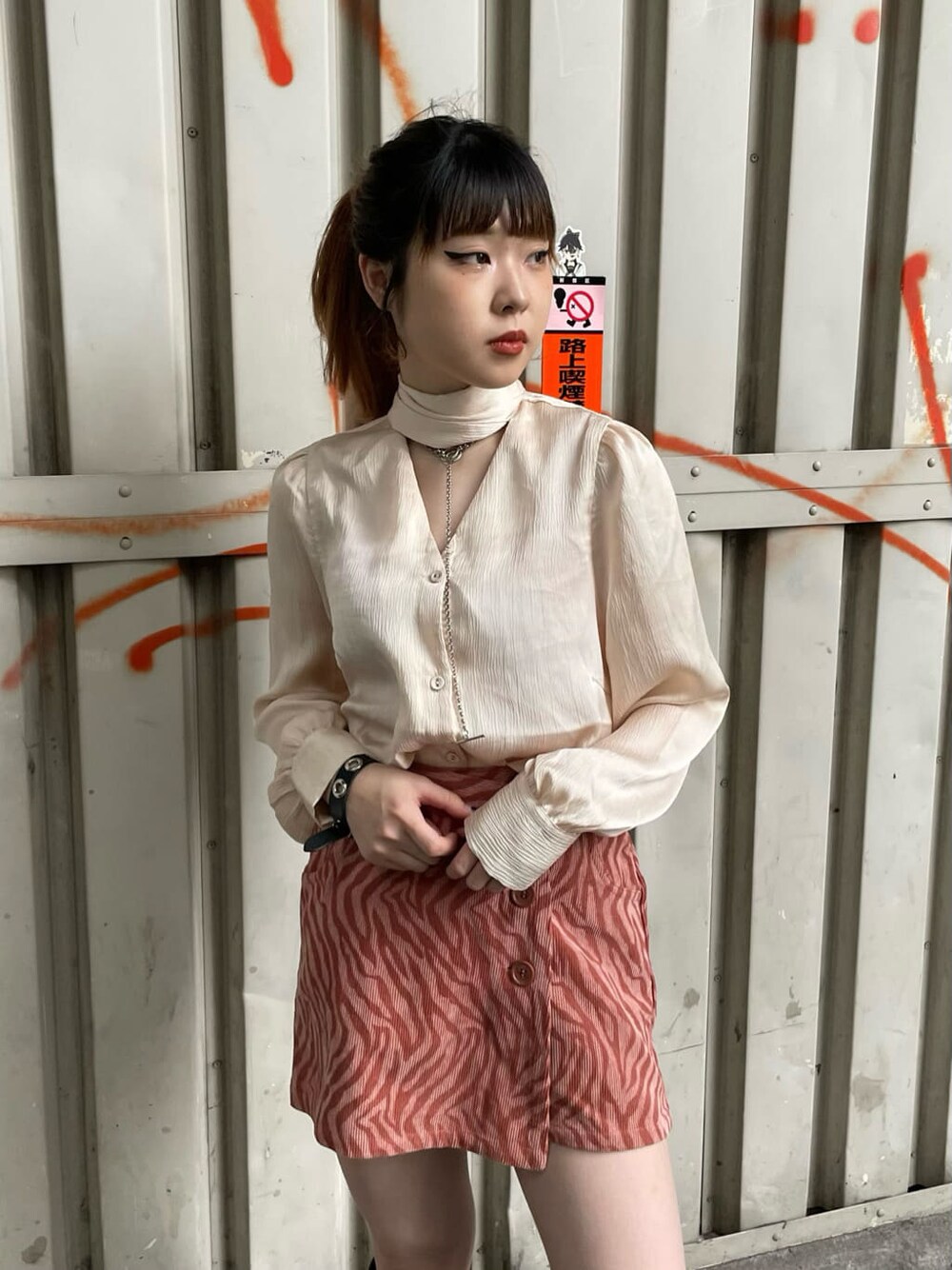 ブラウン系のスカート、ホワイト系のシャツ/ブラウスを着用したレディースの秋コーディネートの2枚目の写真