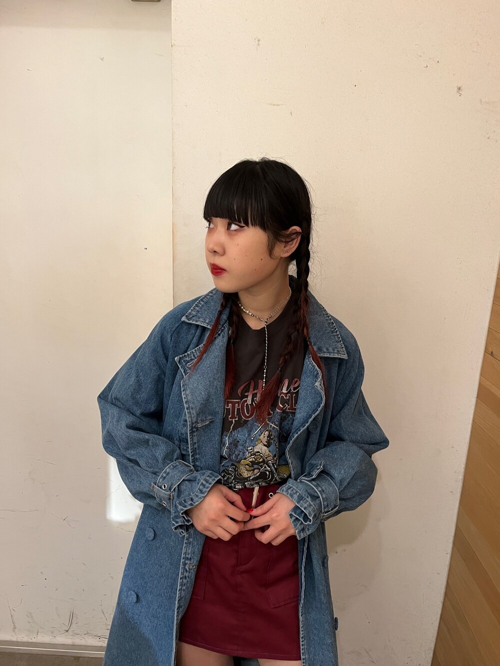 レッド系のその他パンツ、ブラック系のTシャツ/カットソー、ブルー系のトレンチコートを着用したレディースの冬コーディネートの3枚目の写真