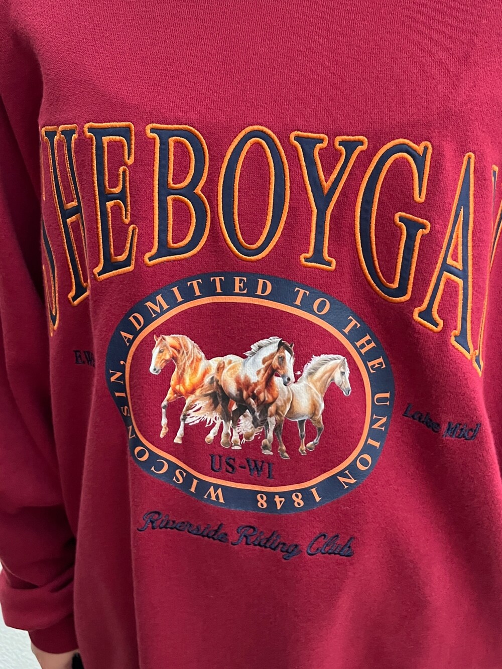 レッド系のスウェット、レッド系のその他パンツ、ブラック系のその他シューズを着用したレディースの秋コーディネートの8枚目の写真