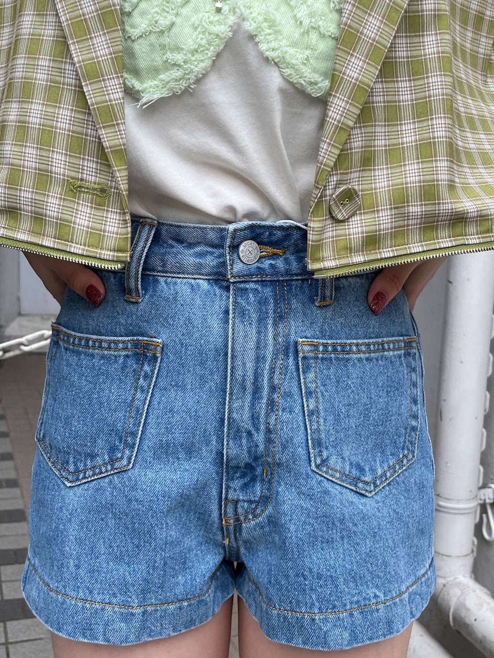 ブルー系のデニムパンツ、ホワイト系のTシャツ/カットソー、グリーン系のテーラードジャケットを着用したレディースの春コーディネートの6枚目の写真