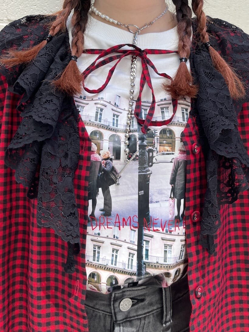 レッド系のシャツ/ブラウス、ブラック系のデニムパンツ、ブラック系のブーツを着用したレディースの夏コーディネートの4枚目の写真