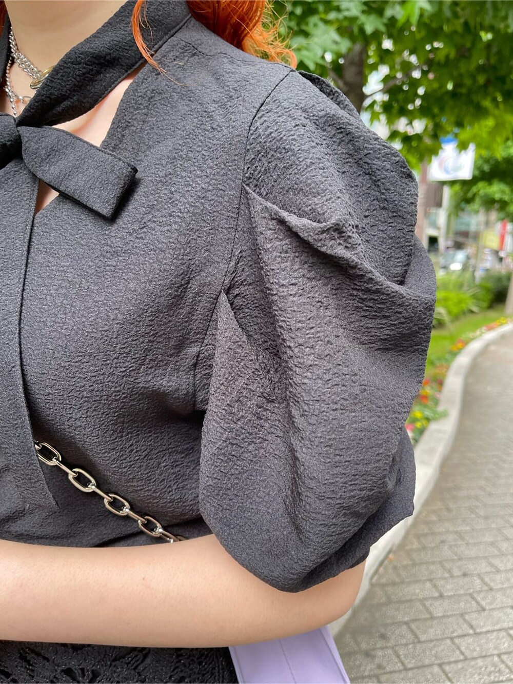 ブラック系のその他パンツ、ブラック系のシャツ/ブラウスを着用したレディースの夏コーディネートの5枚目の写真