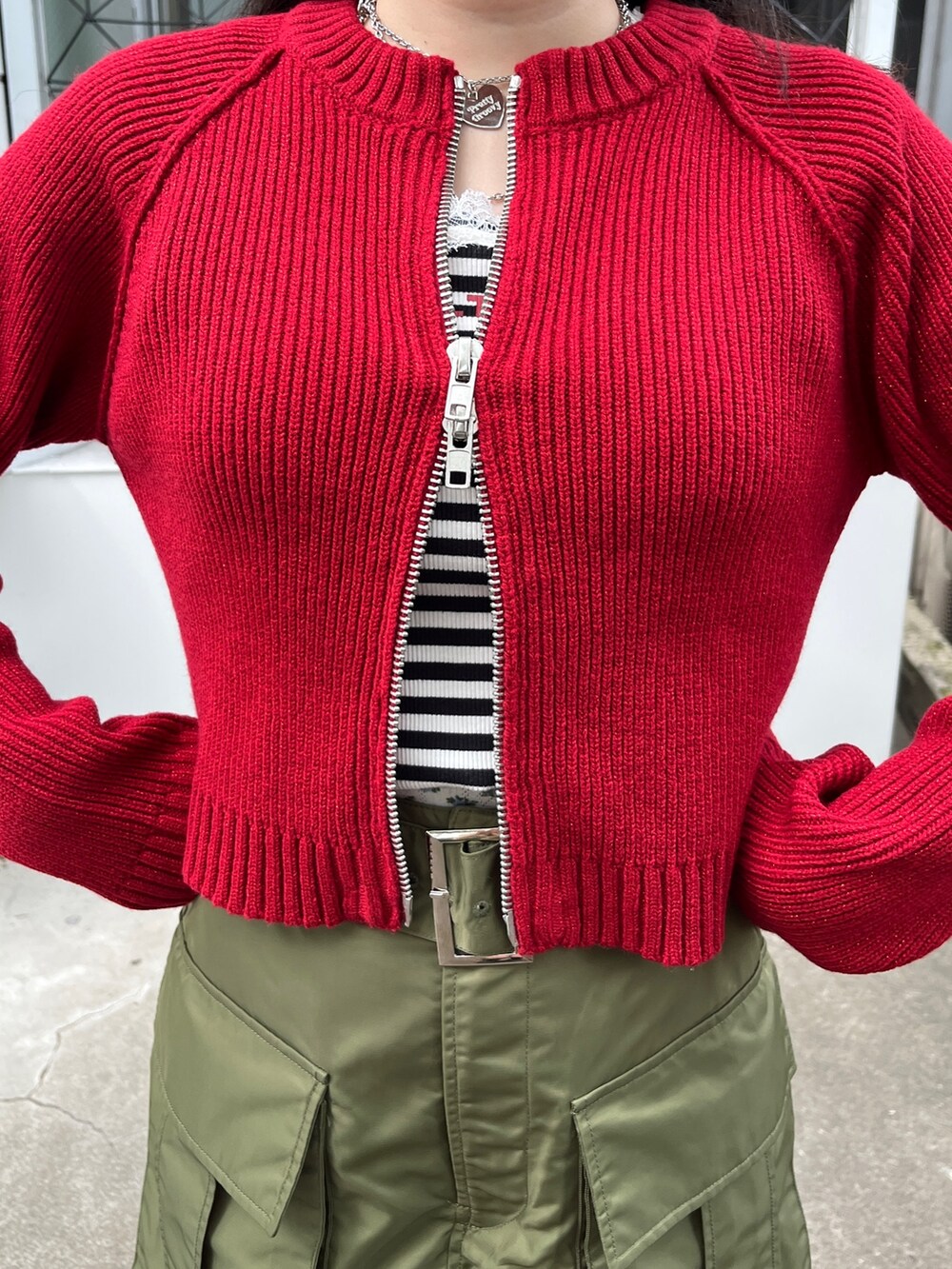 ピンク系のその他パンツ、その他のタンクトップ、ホワイト系のブーツを着用したレディースの夏コーディネートの6枚目の写真