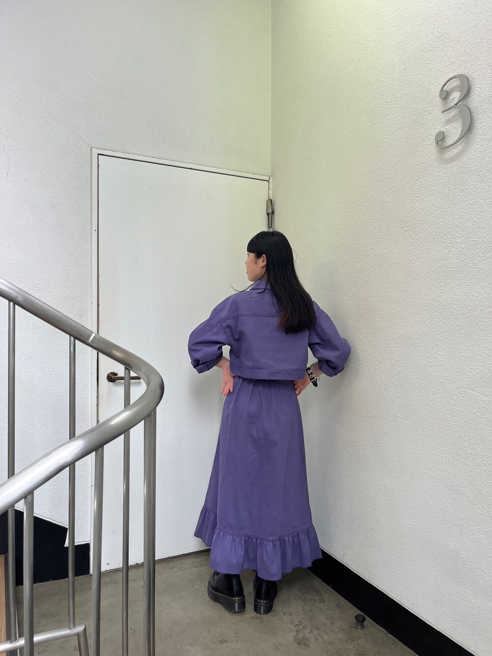 ブラック系のその他シューズ、グリーン系のワンピース、シルバー系のネックレスを着用したレディースの夏コーディネートの2枚目の写真