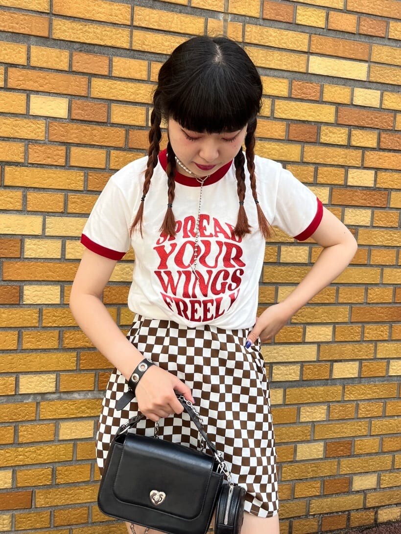 ブラック系のブーツ、ホワイト系のシャツ/ブラウス、ブラック系のハンドバッグを着用したレディースの夏コーディネートの3枚目の写真