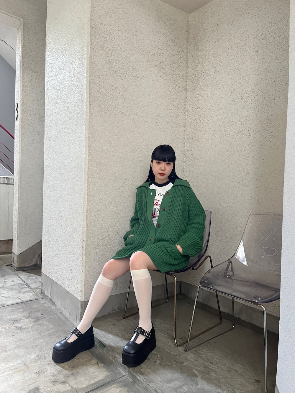 グリーン系のカーディガン/ボレロ、ホワイト系のTシャツ/カットソーを着用したレディースの秋コーディネートの2枚目の写真