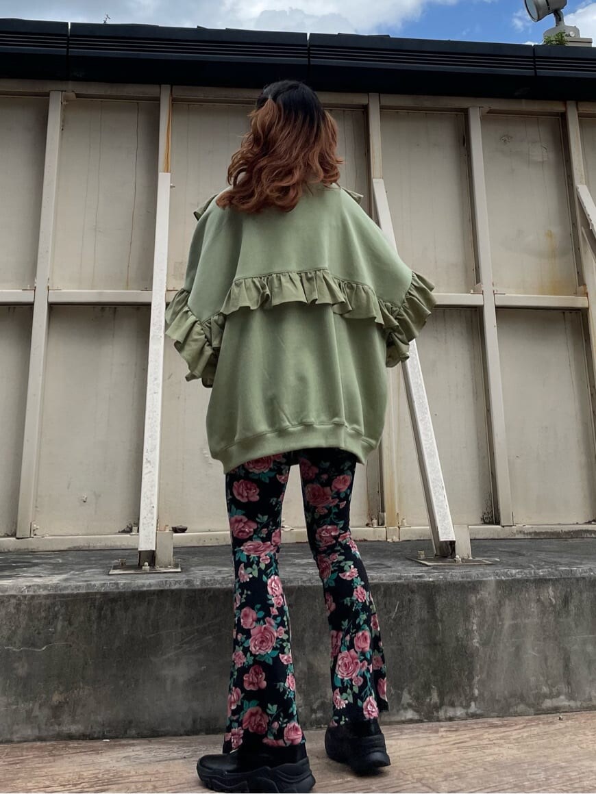 その他のその他パンツ、グリーン系のスウェットを着用したレディースの秋コーディネートの2枚目の写真