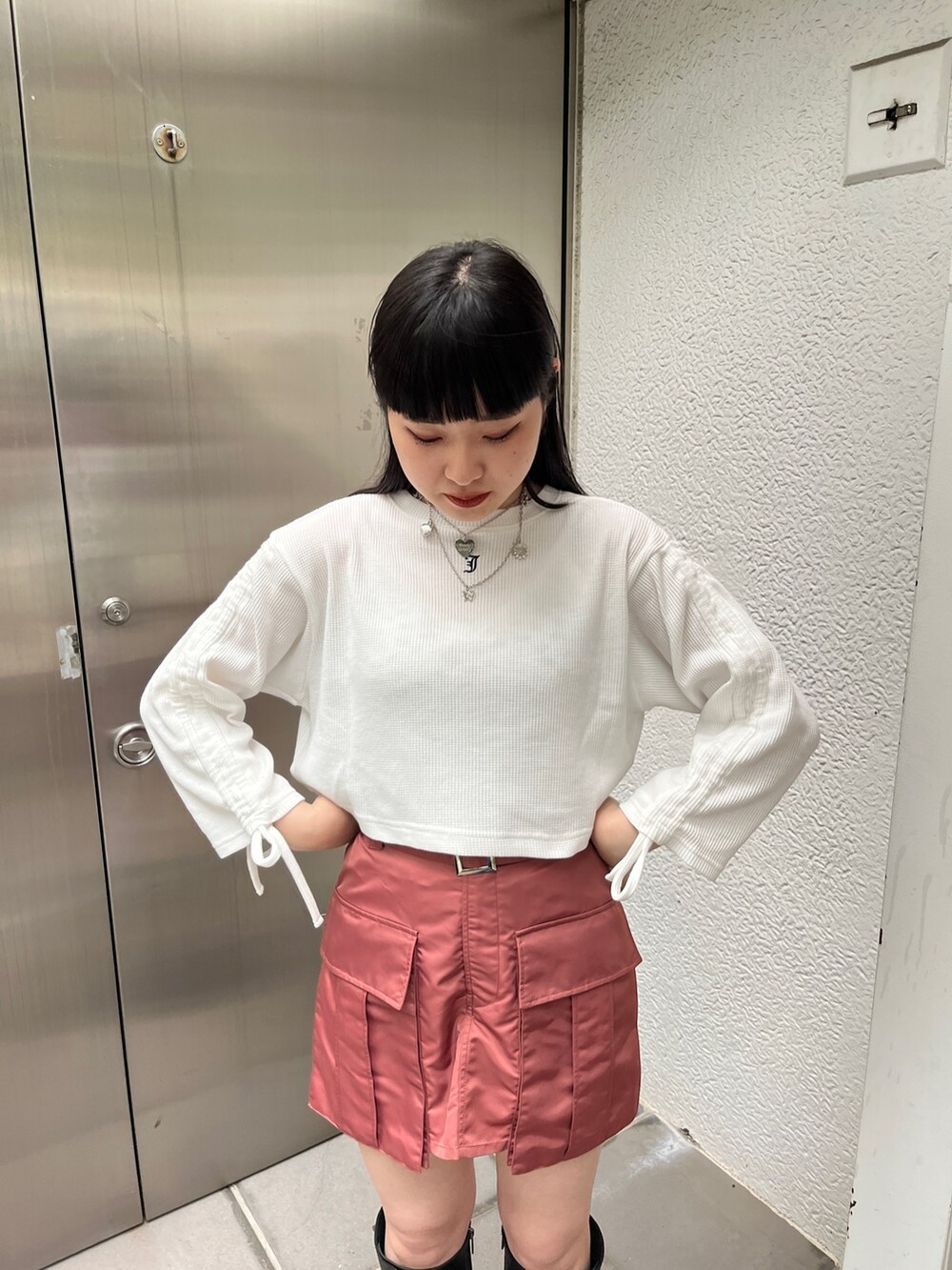 ホワイト系のTシャツ/カットソー、ピンク系のその他パンツ、ブラック系のブーツを着用したレディースの夏コーディネートの9枚目の写真