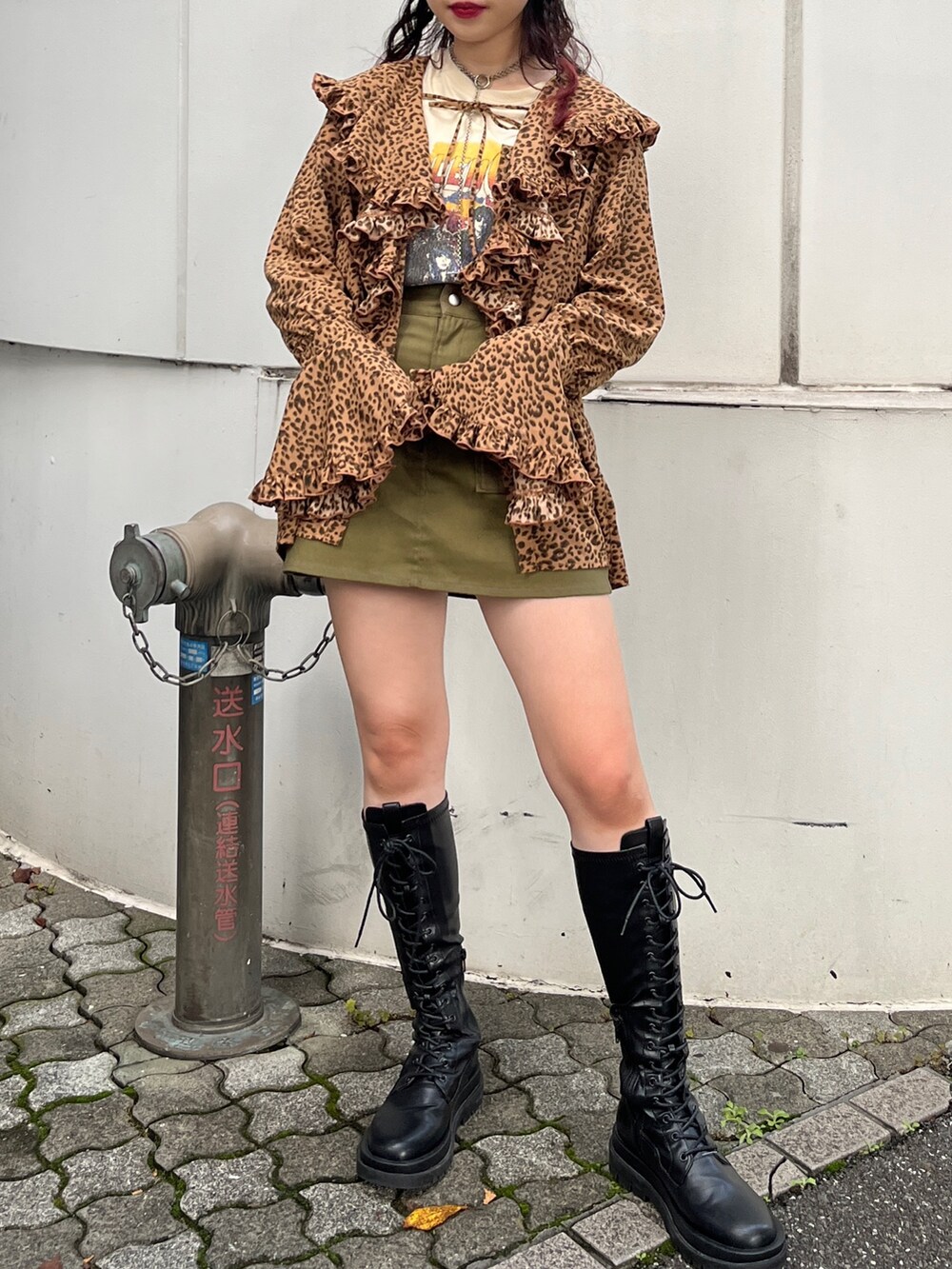 ブラウン系のシャツ/ブラウス、ホワイト系のTシャツ/カットソー、ブラック系のスカートを着用したレディースの冬コーディネートの2枚目の写真