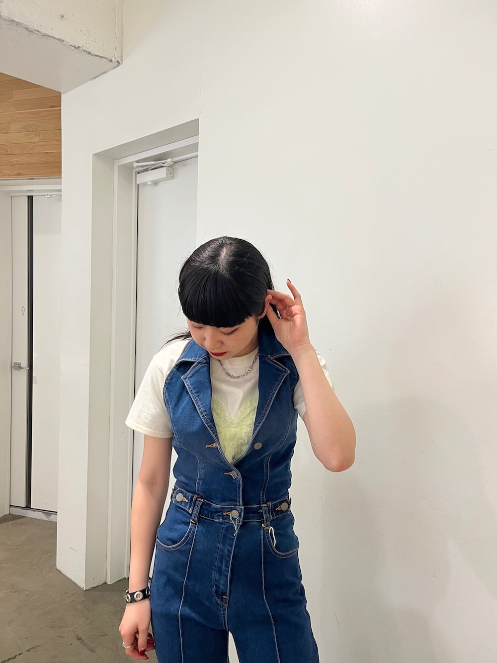 ブルー系のつなぎ/オールインワン、ホワイト系のTシャツ/カットソー、その他のサンダルを着用したレディースの春コーディネートの3枚目の写真