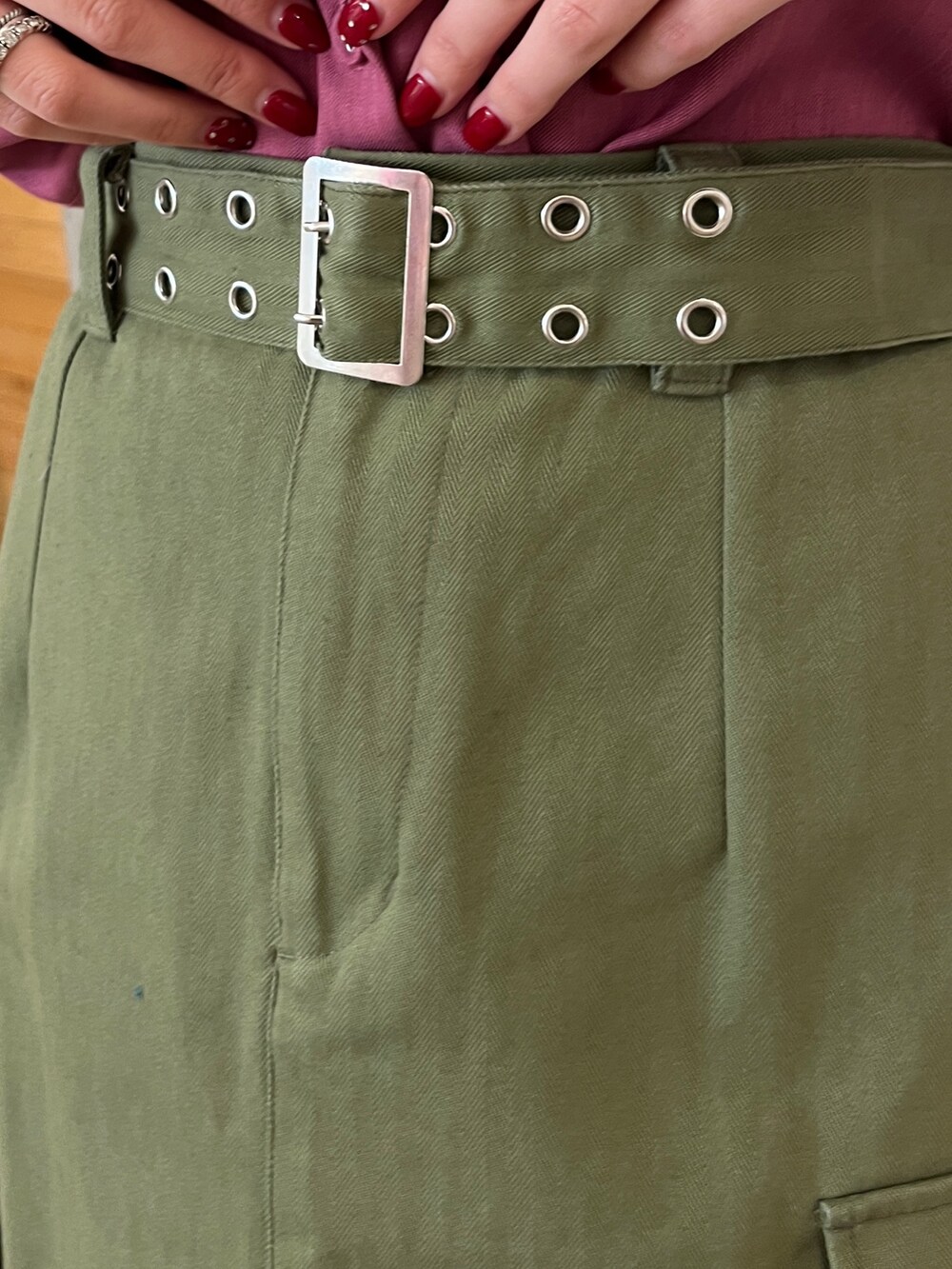 グリーン系のスカート、ピンク系のシャツ/ブラウス、ブラック系のブーツを着用したレディースの春コーディネートの7枚目の写真