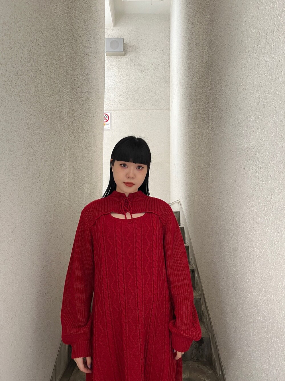 グレー系のテーラードジャケット、レッド系のワンピース、ブラック系のその他シューズを着用したレディースの秋コーディネートの6枚目の写真