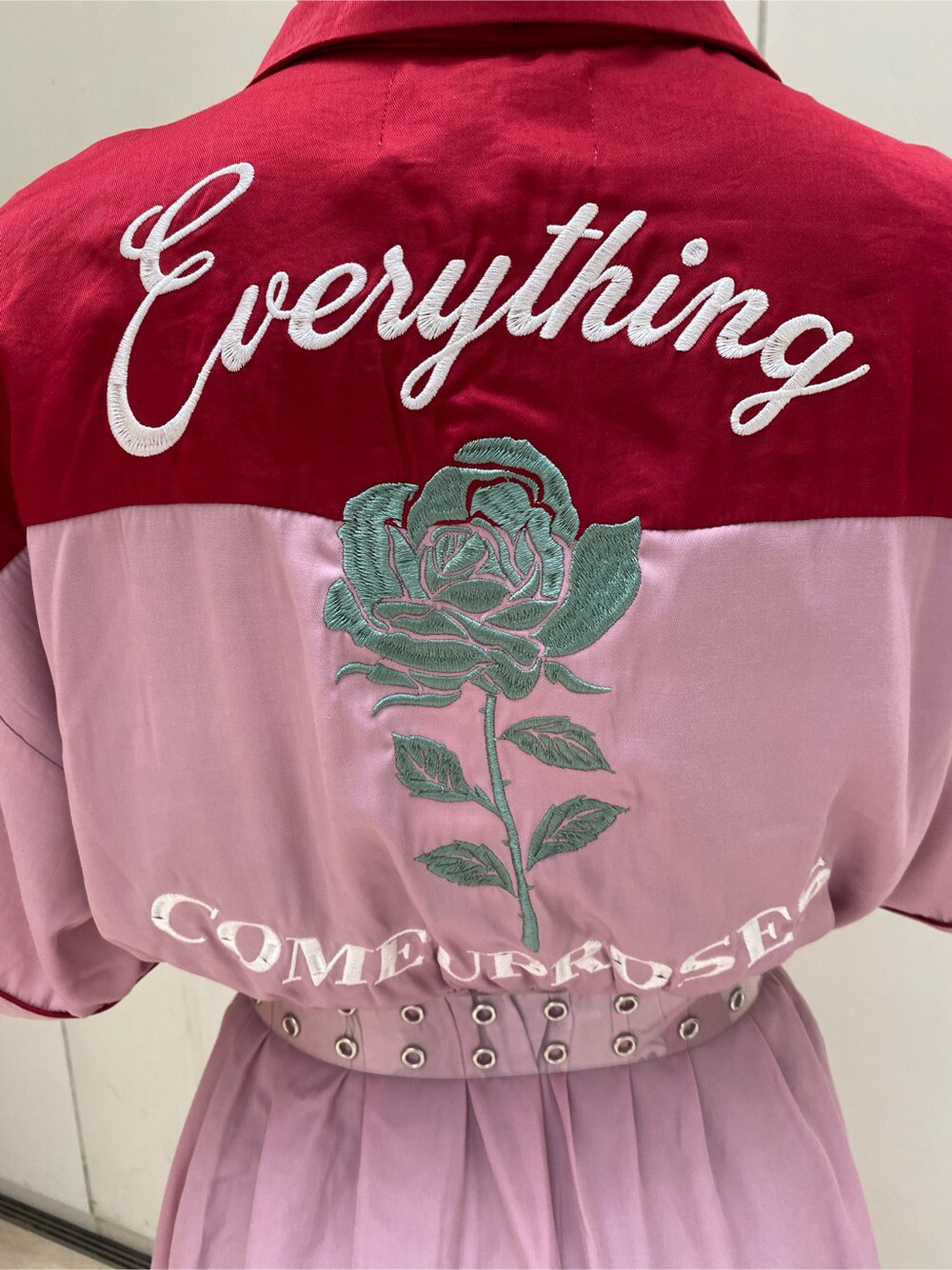 ピンク系のワンピースを着用したレディースの春コーディネートの5枚目の写真