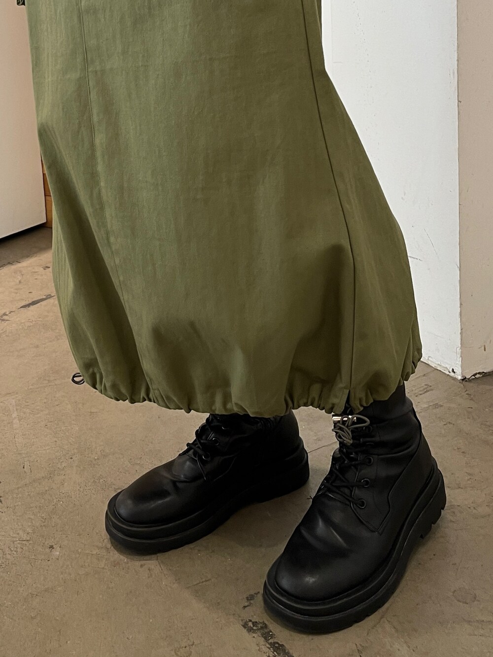 グリーン系のスカート、ピンク系のシャツ/ブラウス、ブラック系のブーツを着用したレディースの春コーディネートの8枚目の写真