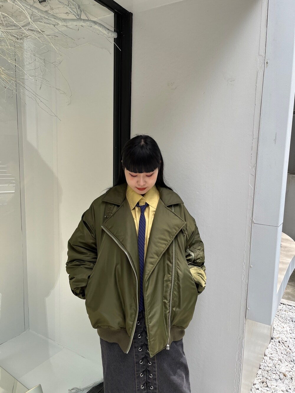 ベージュ系のMA-1、ブルー系のシャツ/ブラウス、ブラック系のデニムパンツを着用したレディースの夏コーディネートの5枚目の写真