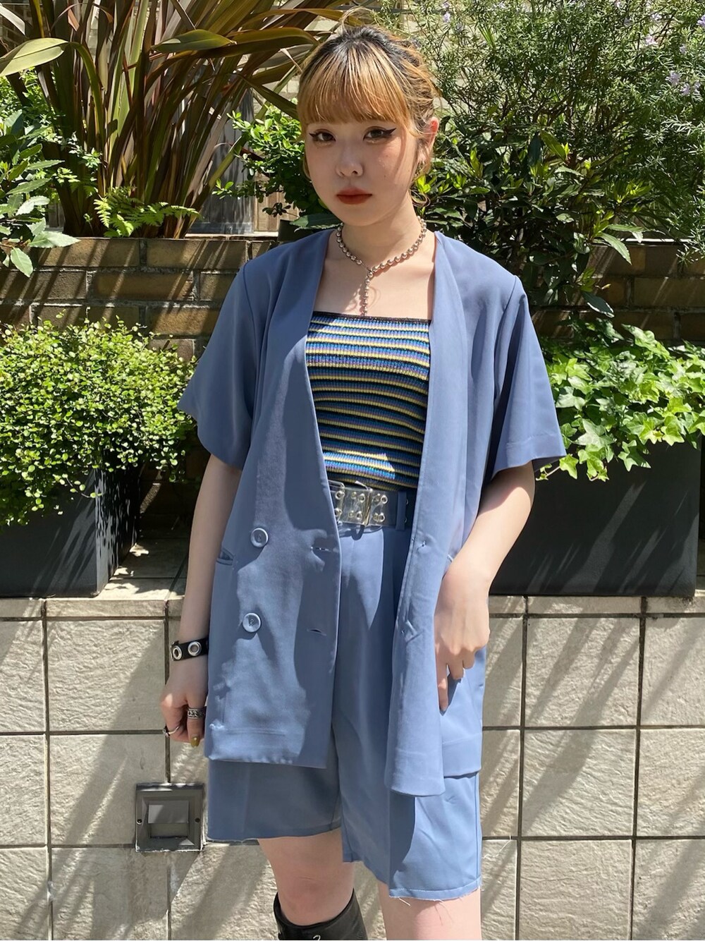 ブルー系のノーカラージャケット、ブルー系のその他パンツを着用したレディースの春コーディネートの4枚目の写真