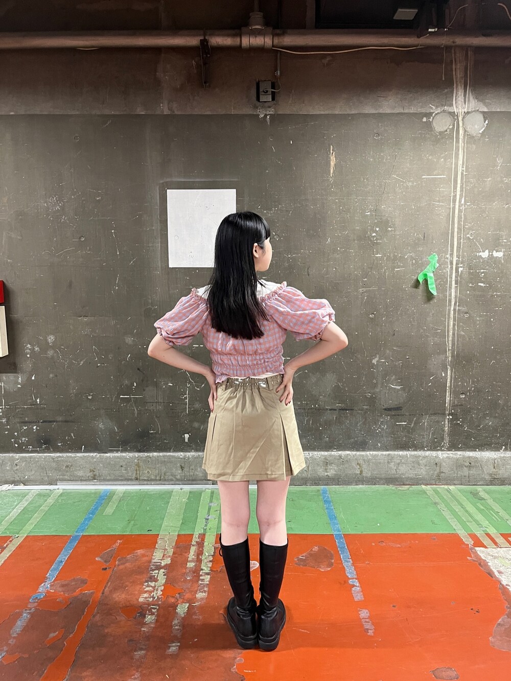 ベージュ系のその他パンツ、ブラック系のブーツ、ホワイト系のTシャツ/カットソーを着用したレディースの夏コーディネートの5枚目の写真