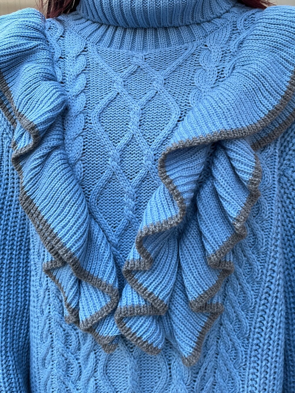 ブルー系のニット/セーター、ブラック系のブーツを着用したレディースの冬コーディネートの9枚目の写真