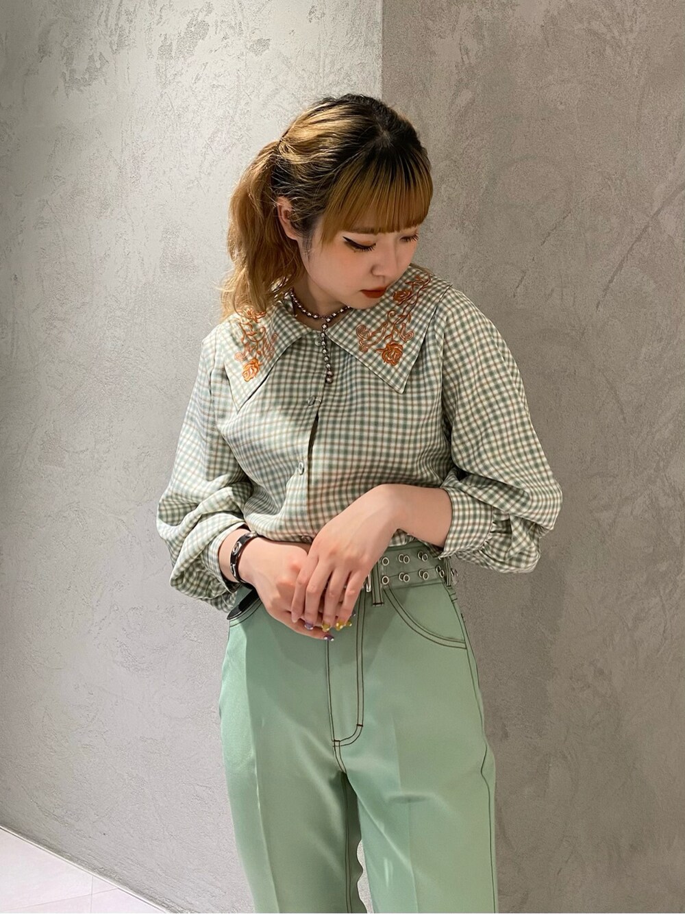 その他のシャツ/ブラウス、グリーン系のデニムパンツを着用したレディースの春コーディネートの3枚目の写真