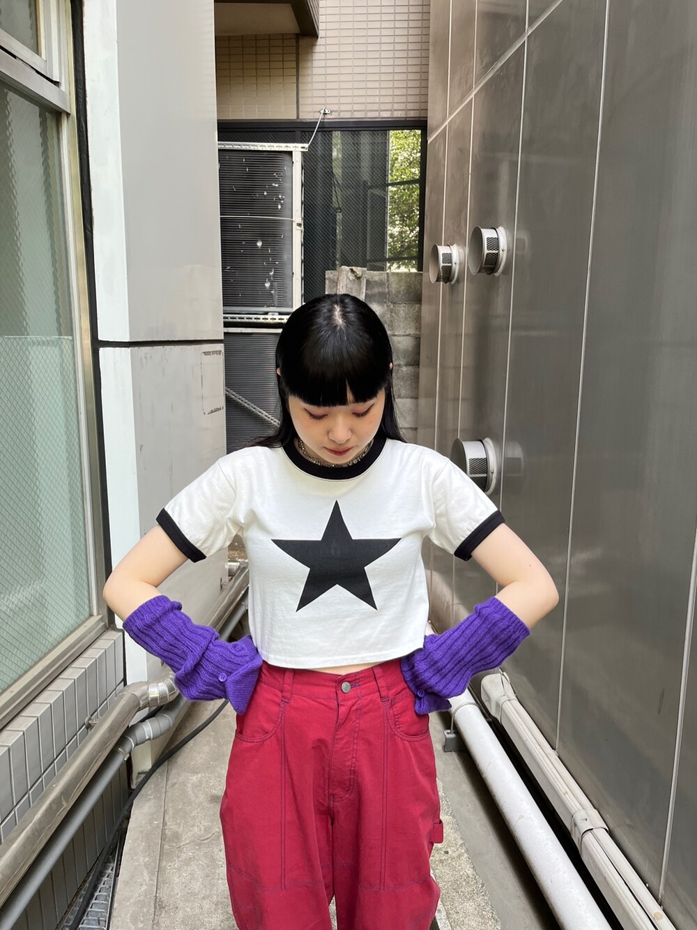 ホワイト系のTシャツ/カットソー、レッド系のその他パンツ、ブラック系のその他シューズを着用したレディースの春コーディネートの3枚目の写真