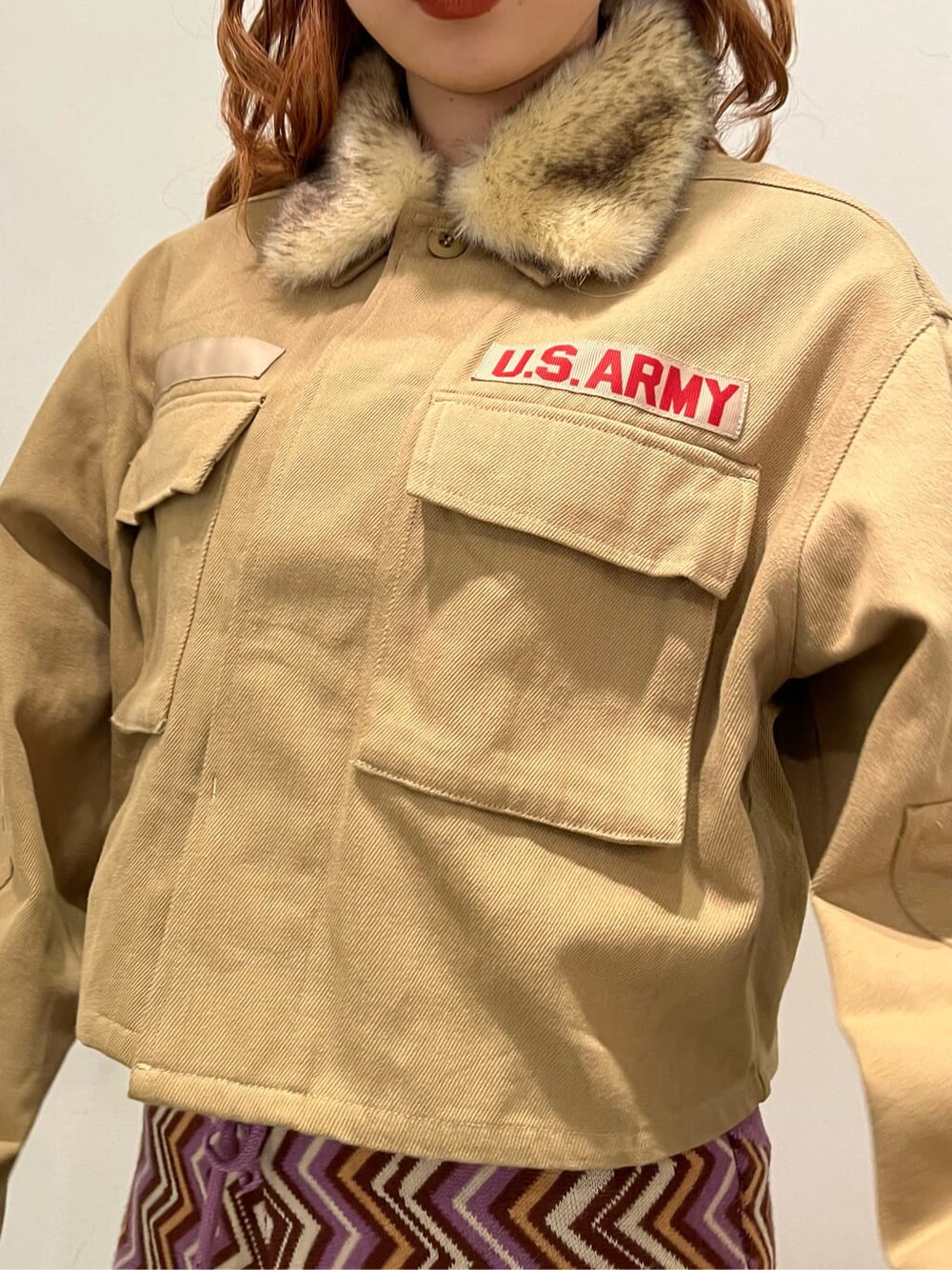 ベージュ系のテーラードジャケット、パープル系のその他パンツを着用したレディースの秋コーディネートの3枚目の写真