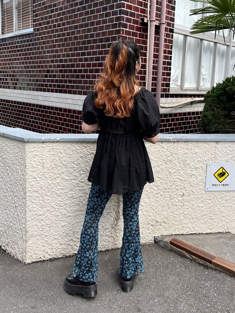 その他のその他パンツ、ブラック系のシャツ/ブラウス、シルバー系のネックレスを着用したレディースの春コーディネートの4枚目の写真