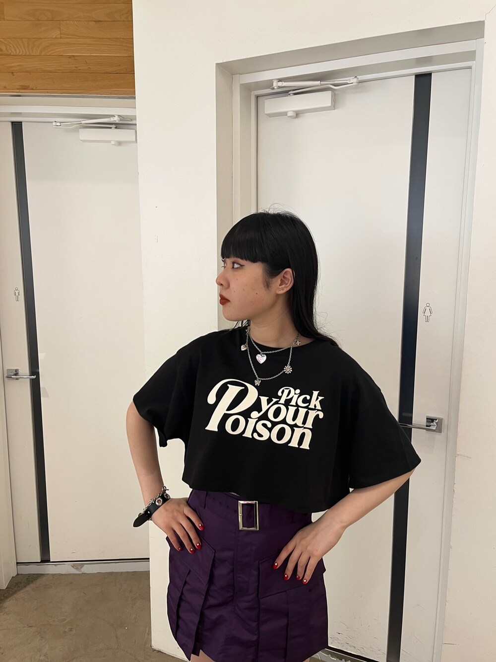 ピンク系のその他パンツ、ブラック系のその他シューズ、ブラック系のTシャツ/カットソーを着用したレディースの夏コーディネートの7枚目の写真