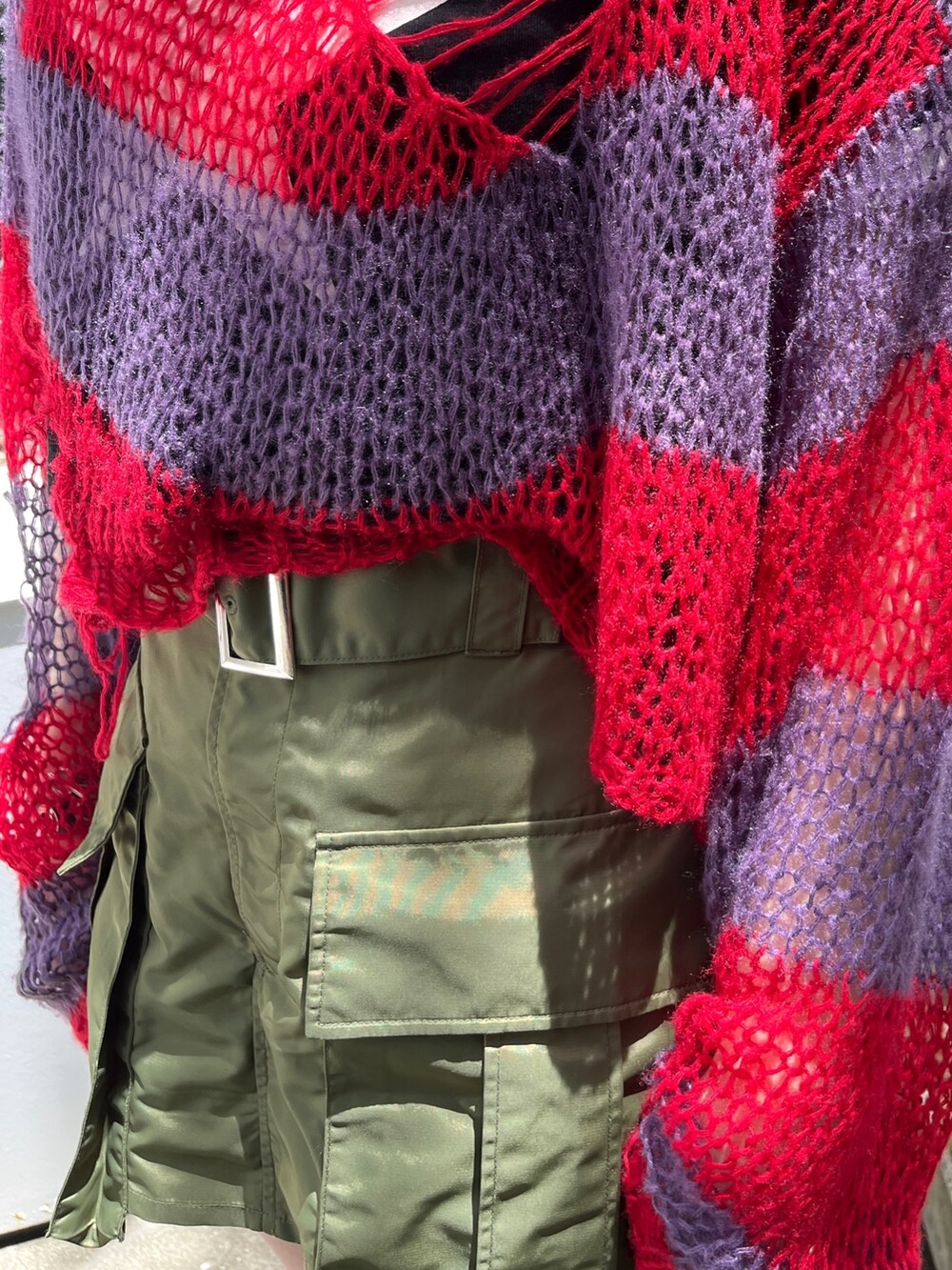 ブラック系のTシャツ/カットソー、ピンク系のその他パンツ、パープル系のニット/セーターを着用したレディースの夏コーディネートの7枚目の写真