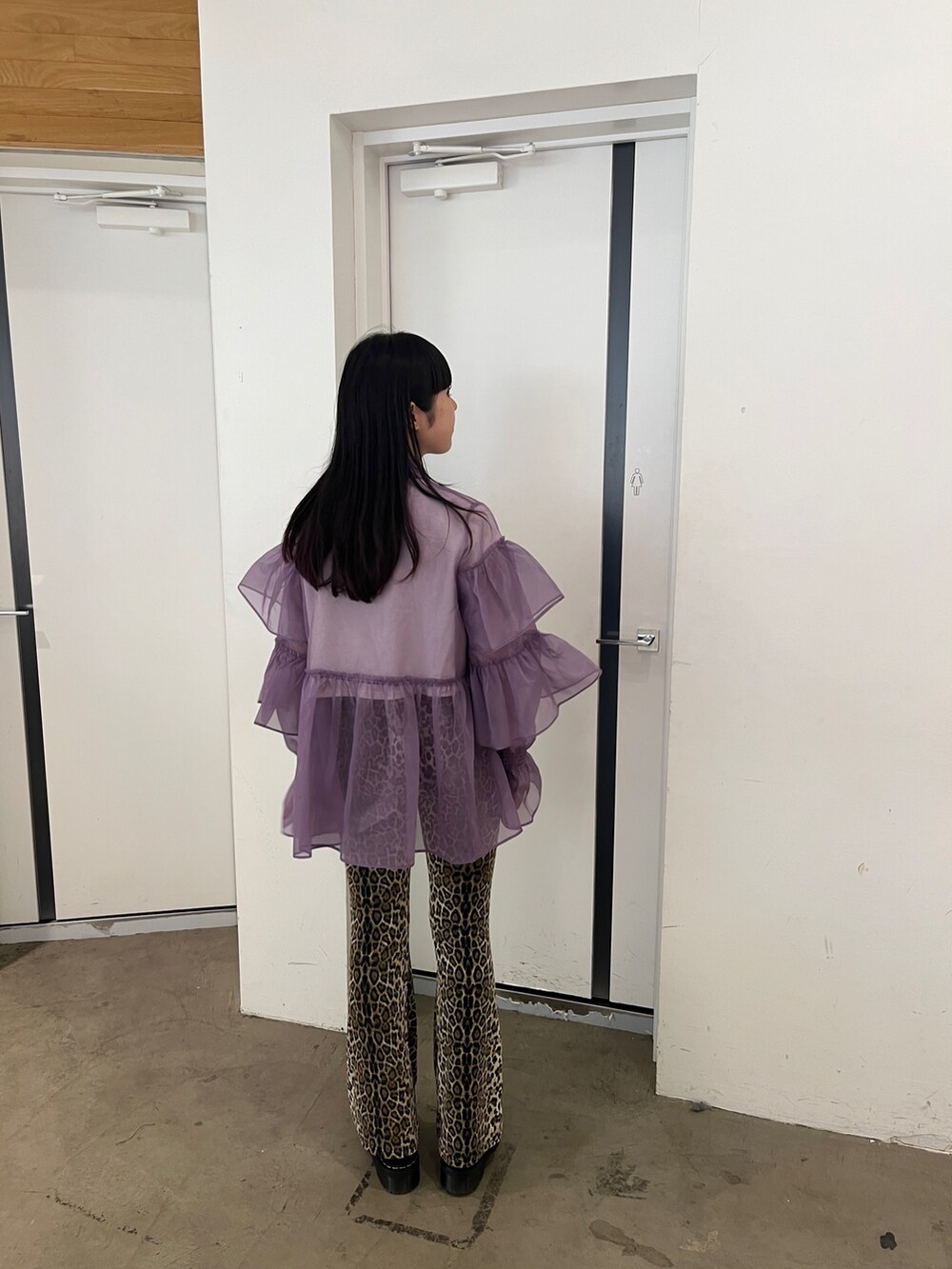 パープル系のシャツ/ブラウス、ホワイト系のタンクトップ、ブラウン系のその他パンツを着用したレディースの夏コーディネートの3枚目の写真